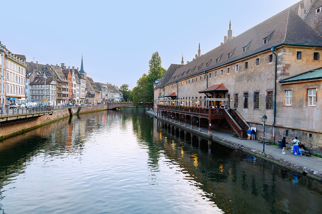 Quai Saint-Nicolas mit Ancienne Douane in Strasbourg im Département Bas-Rhin in der Region Grand Est im Elsass (Alsace) in Frankreich