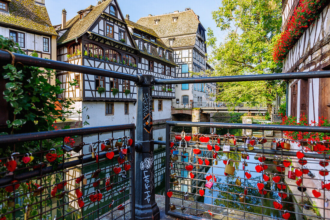 Quai de la Petite France mit Liebesschlössern an der l'Ill in Strasbourg im Département Bas-Rhin in der Region Grand Est im Elsass (Alsace) in Frankreich