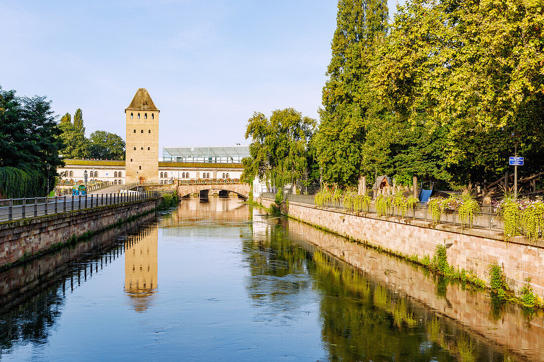 Blick auf Ponts Couverts, Barrage Vauban und Musée d'Art Moderne et Contemporain (MAMCS) von Rue des Moulins zwischen Square Suzanne Lacore und Quai Woerthel in Strasbourg im Département Bas-Rhin in der Region Grand Est im Elsass (Alsace) in Frankreich