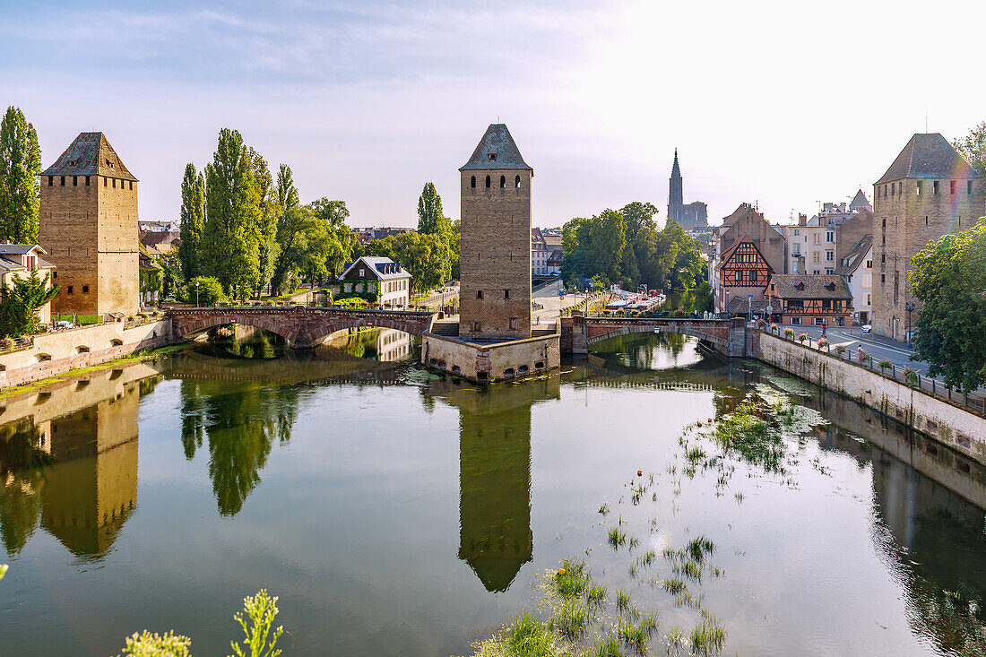 Blick auf Ponts Couverts und la Petite France an der l'Ill von Barrage Vauban in Strasbourg im Département Bas-Rhin in der Region Grand Est im Elsass (Alsace) in Frankreich