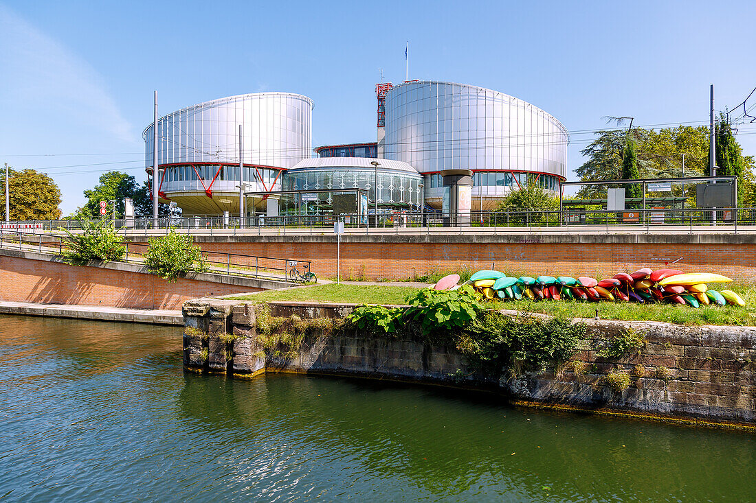 Palais des Droits de l'Homme (Europäischer Gerichtshof für Menschenrechte) von Architekt Richard Rogers mit den Rundbauten als Symbol der Waage der Gerechtigkeit im Quartier Européen (Europaviertel) am Bassin de l'Ill in Strasbourg im Département Bas-Rhin in der Region Grand Est im Elsass (Alsace) in Frankreich