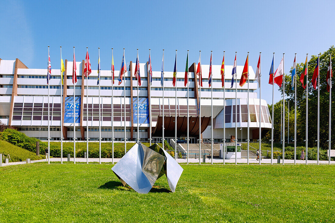  Conseil de l&#39;Europe (Council of Europe, Palais de l&#39;Europe) with sculpture &quot;Four-leaved clover&quot; by Attilio Pierelli and flags of the EU in the Quartier Européen (European Quarter) in Strasbourg in the Bas-Rhin department in the Grand Est region in Alsace in France 