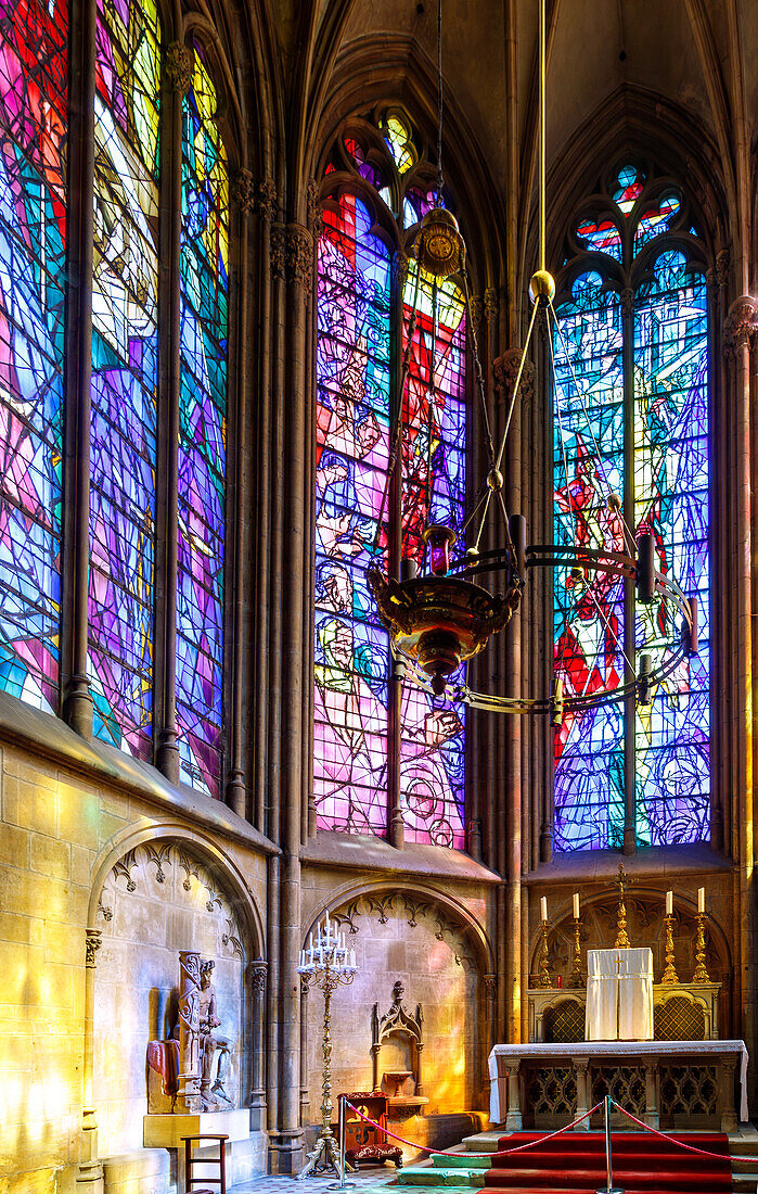 Sakramentskapelle mit Glasfenstern Jacques Villon in der Cathédrale Saint-Étienne (Kathedrale Saint-Etienne) in Metz im Département Moselle in der Region Grand Est in Frankreich