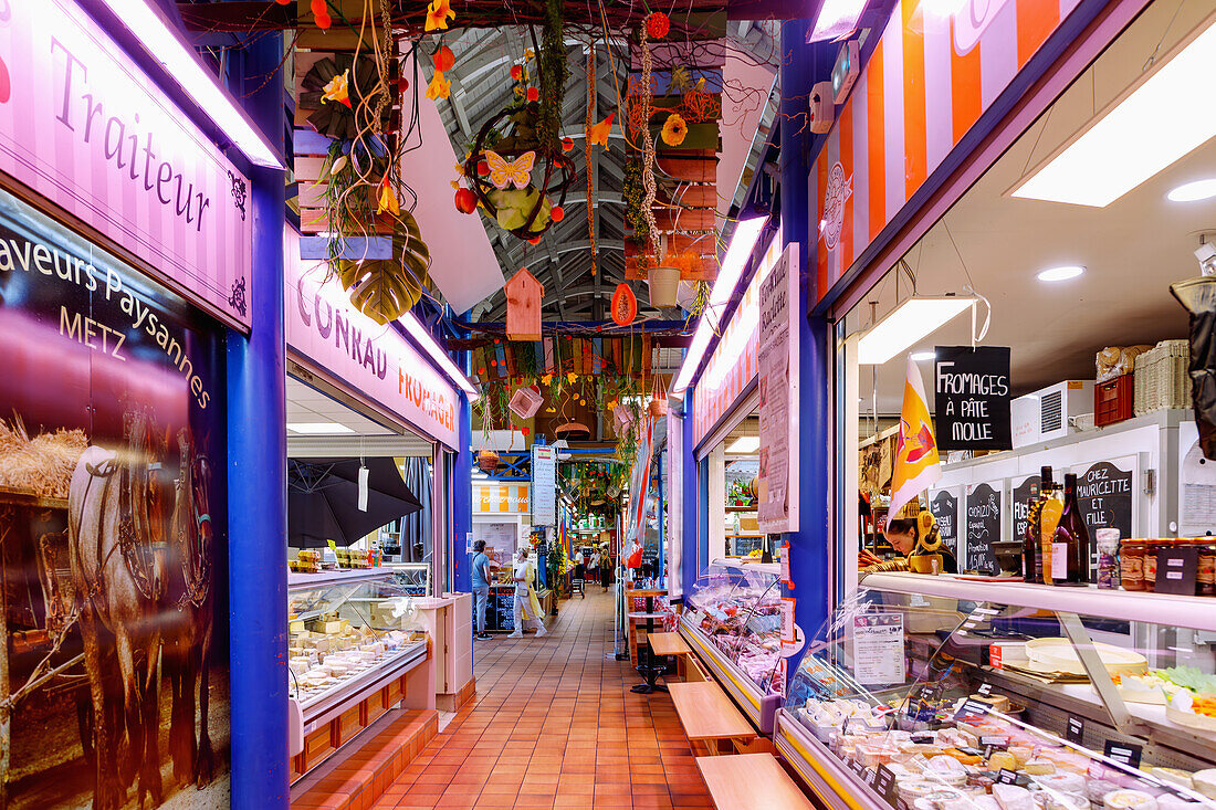 Markthalle Marché Couvert an der Place Jean-Paul II mit regionalen Spezialitäten in Metz im Département Moselle in der Region Grand Est in Frankreich