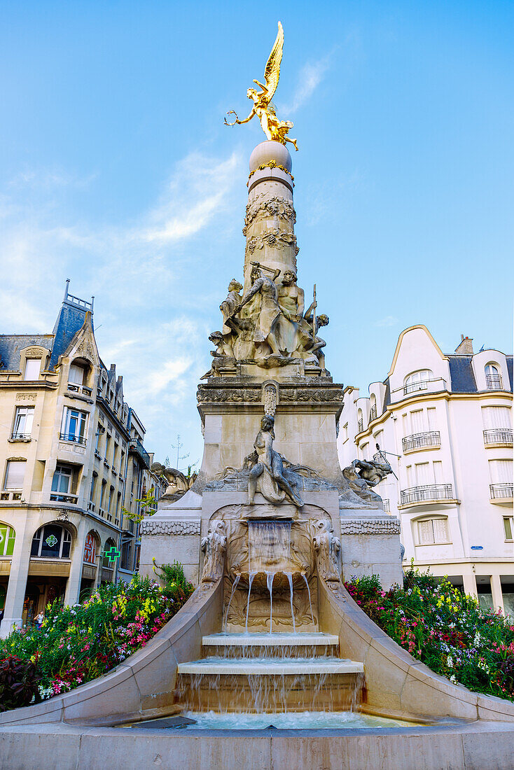  Place Drouet d&#39;Erlon with Fontaine La Subé in Reims and Art Deco houses in the Champagne wine-growing region in the Marne department in the Grande Est region of France 