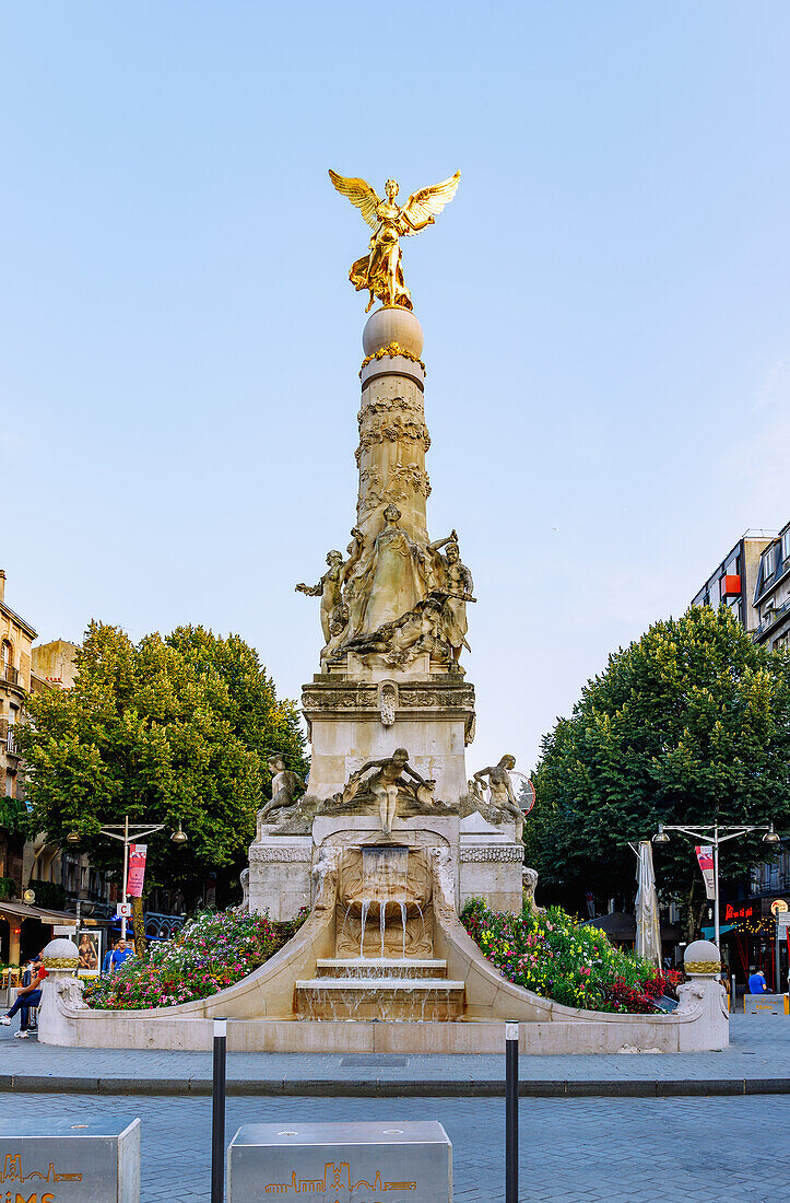  Place Drouet d&#39;Erlon with Fontaine La Subé in Reims in the Champagne wine-growing region in the Marne department in the Grande Est region of France 