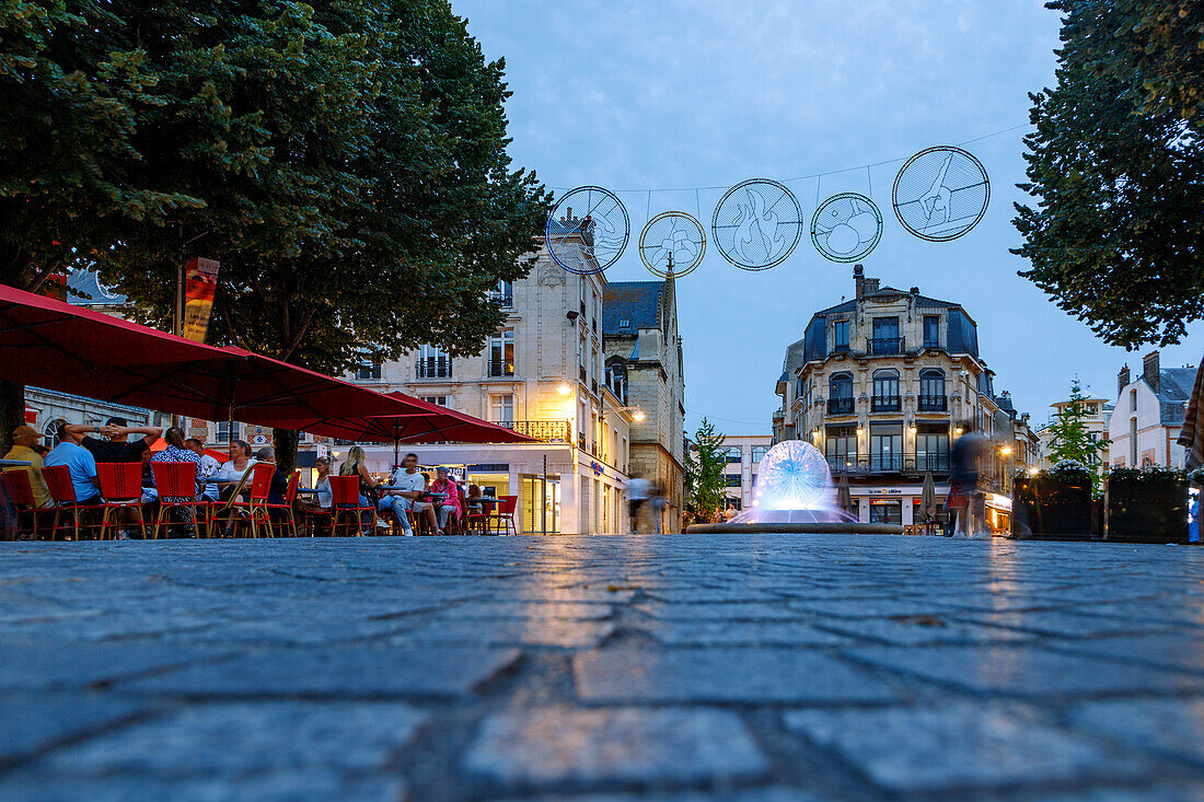  Place Drouet d&#39;Erlon with cafés, restaurants and Fontaine de la Solidarité (Dandelion Fountain) in Reims in the Champagne wine-growing region in the Marne department in the Grande Est region of France 