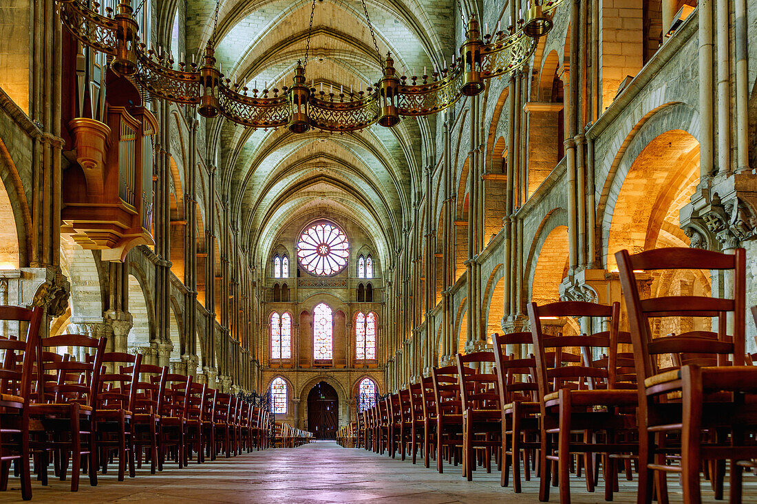 Innenraum der Basilika Saint-Remi mit Schwalbennestorgel, goldenem Lüster über der Vierung und großem Rosettenfenster über dem Hauptportal in Reims in der Weinbauregion Champagne im Département Marne in der Region Grande Est in Frankreich