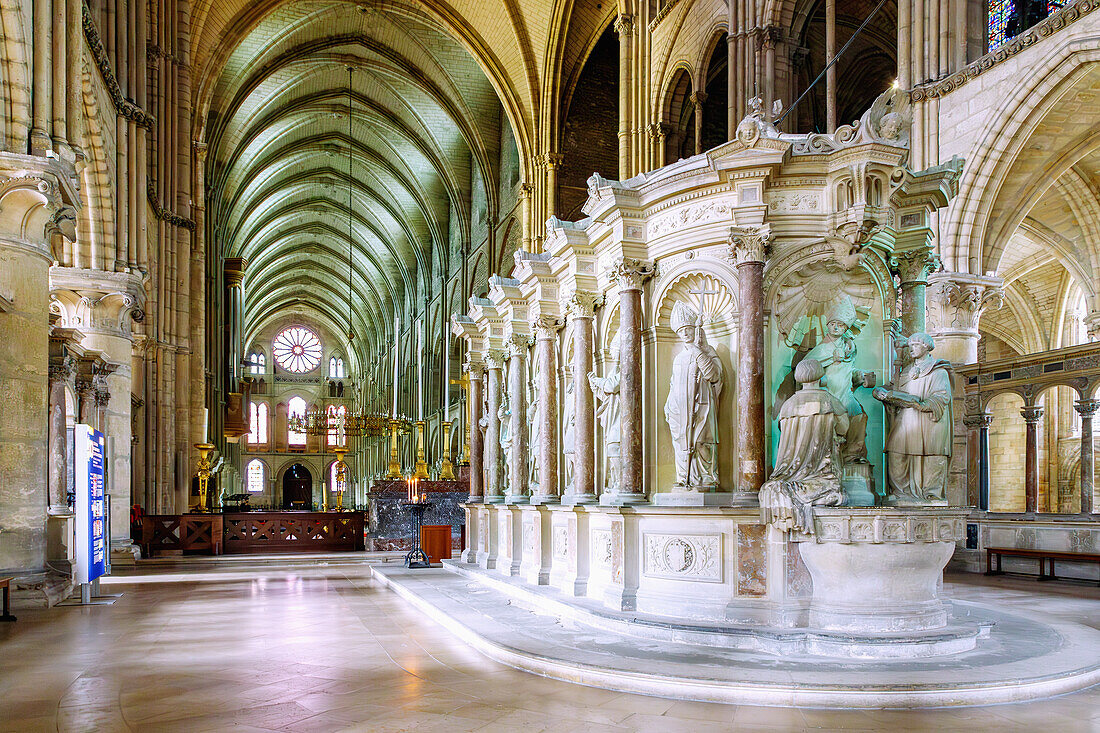 Innenraum der Basilika Saint-Remi mit Schrein des hl. Remigius im romanisch-gotischen Chor in Reims in der Weinbauregion Champagne im Département Marne in der Region Grande Est in Frankreich