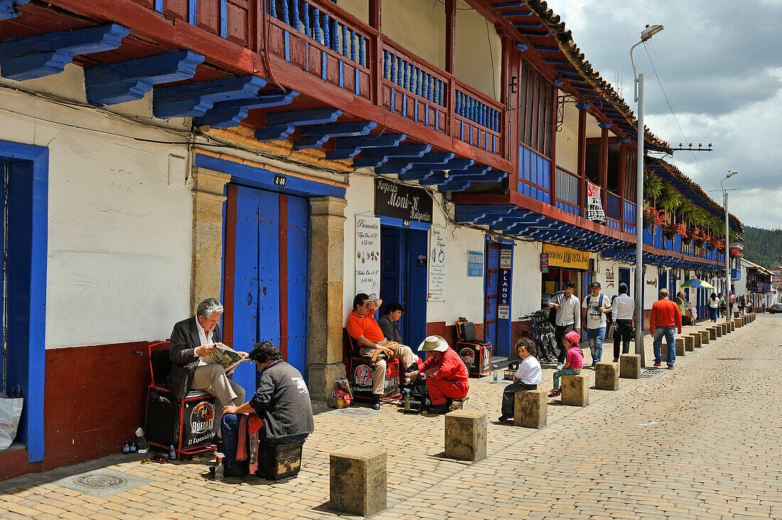 Einheimische Schuhputzer am Straßenrand vor Geschäften, Zipaquira, Plaza Central, Departament Cundinamarca, bei Bogota, Kolumbien, Südamerika