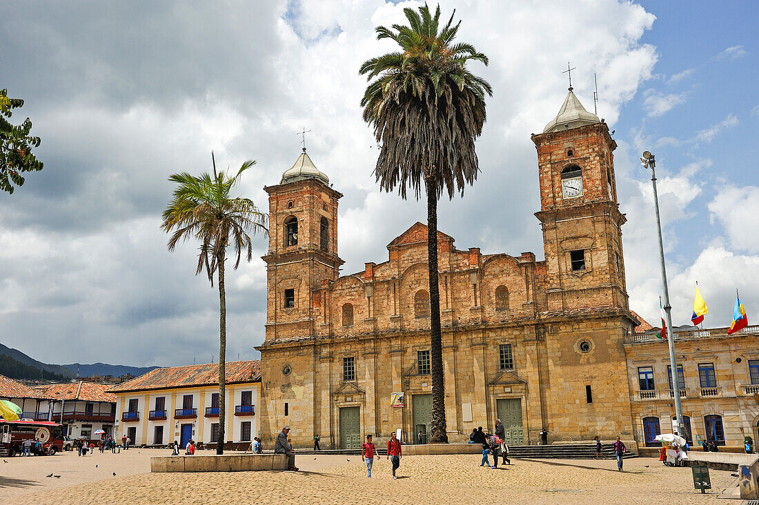 Kirche und Häuser am Plaza Central, Zipaquira, Departament Cundinamarca, bei Bogota, Kolumbien, Südamerika