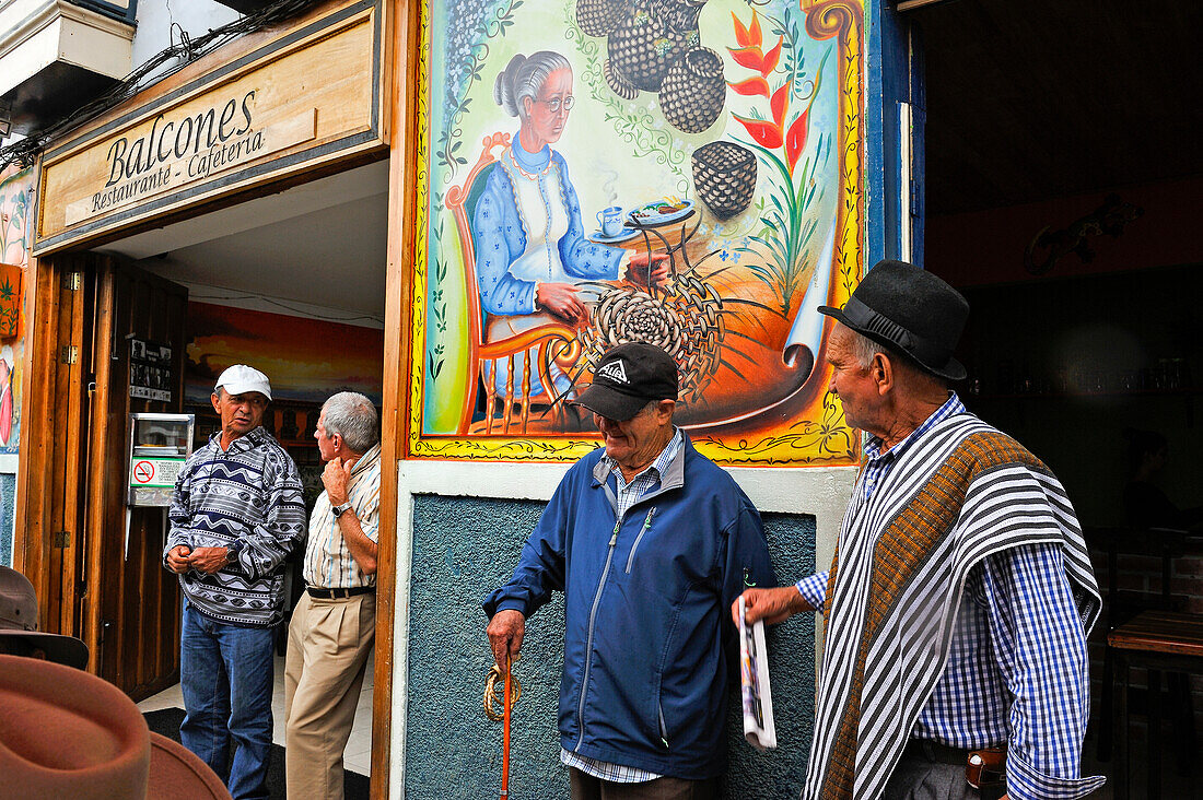 Einheimische Männer vor Restaurante Balcones, am Plaza de Bolivar, Filandia, Gebirgsort in den Anden, Departement Quindío, Kolumbien, Südamerika