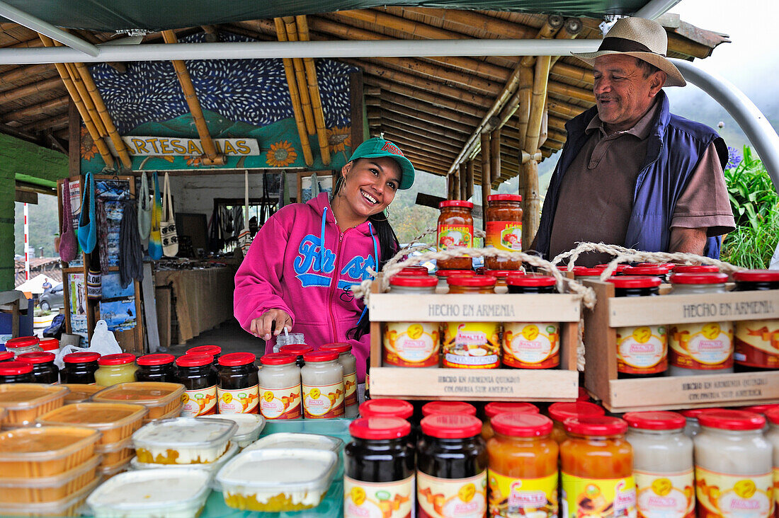 Einheimische Bauern verkaufen selbstgemachte Marmelade, im Valle de Cocora, bei Solento, Hochtal in den Anden, Departement Quindío, Kolumbien, Südamerika