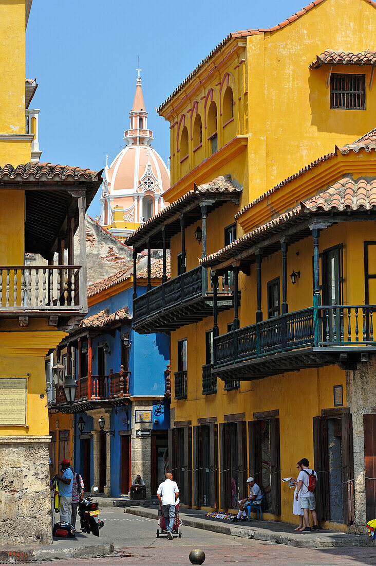 Plaza de los Coches, downtown colonial walled city, Cartagena, Colombia, South America