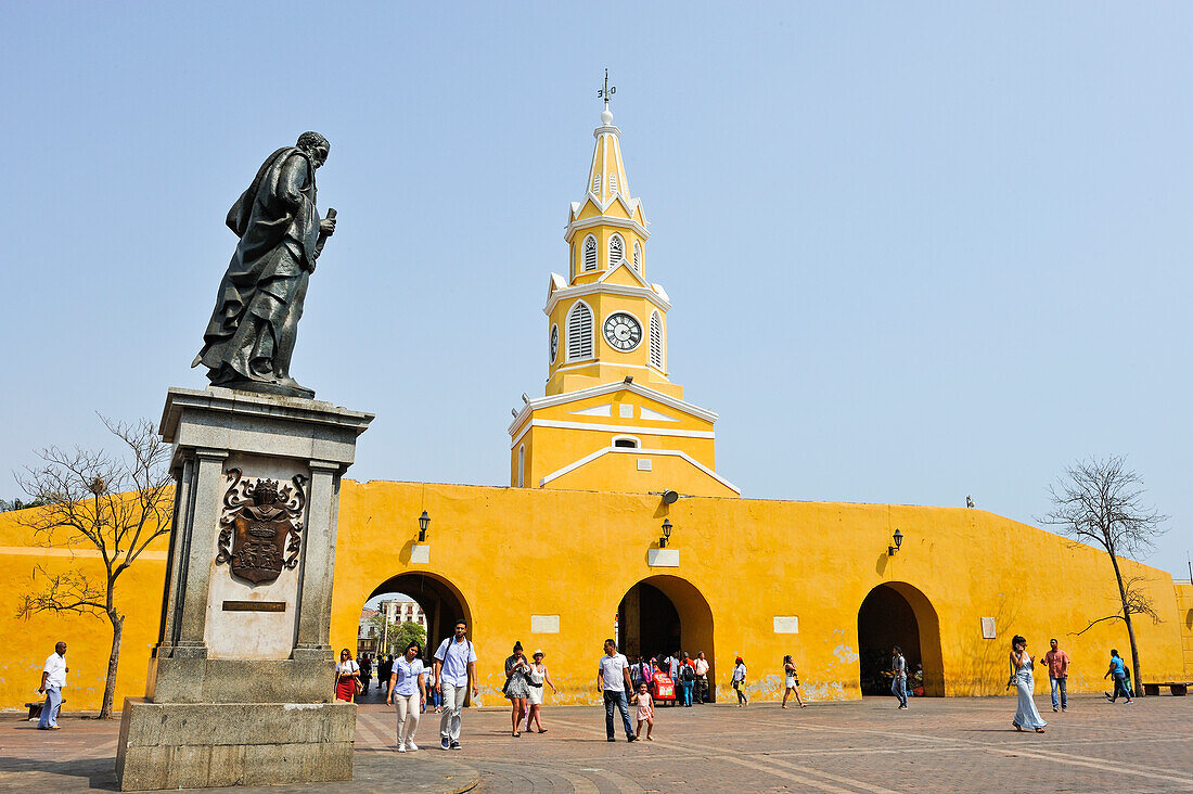 Statue Pedro de Heredia, Spanischer Eroberer, vor Uhrenturm und Stadtmauer, Plaza de los Coches, Cartagena de Indias, Departamento Bolívar, Karibik, Kolumbien, Südamerika