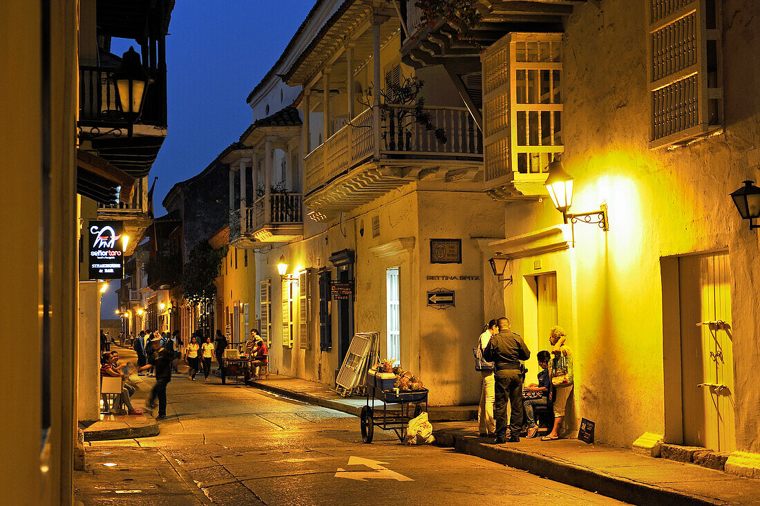 Typischer Straßenzug bei Nacht, Cartagena de Indias, Departamento Bolívar, Karibik, Kolumbien, Südamerika