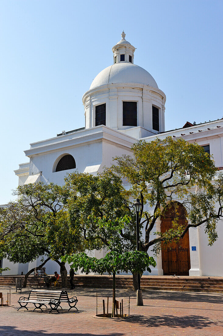 Platz vor der Kirche in Santa Marta, Departamento del Magdalena, Karibik, Kolumbien, Südamerika