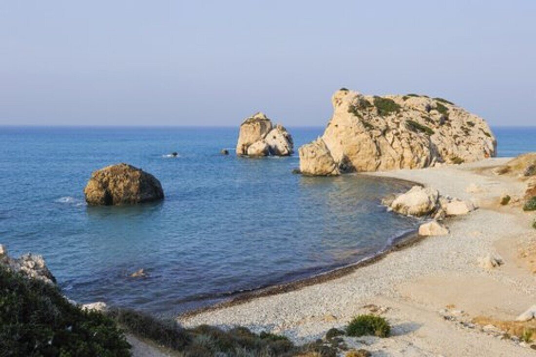 Felsen der Göttin Aphrodite 'Petra Tou Romiou' und Küstenlandschaft, Kouklia, Bezirk Paphos, Zypern, Insel im östlichen Mittelmeer, Eurasien