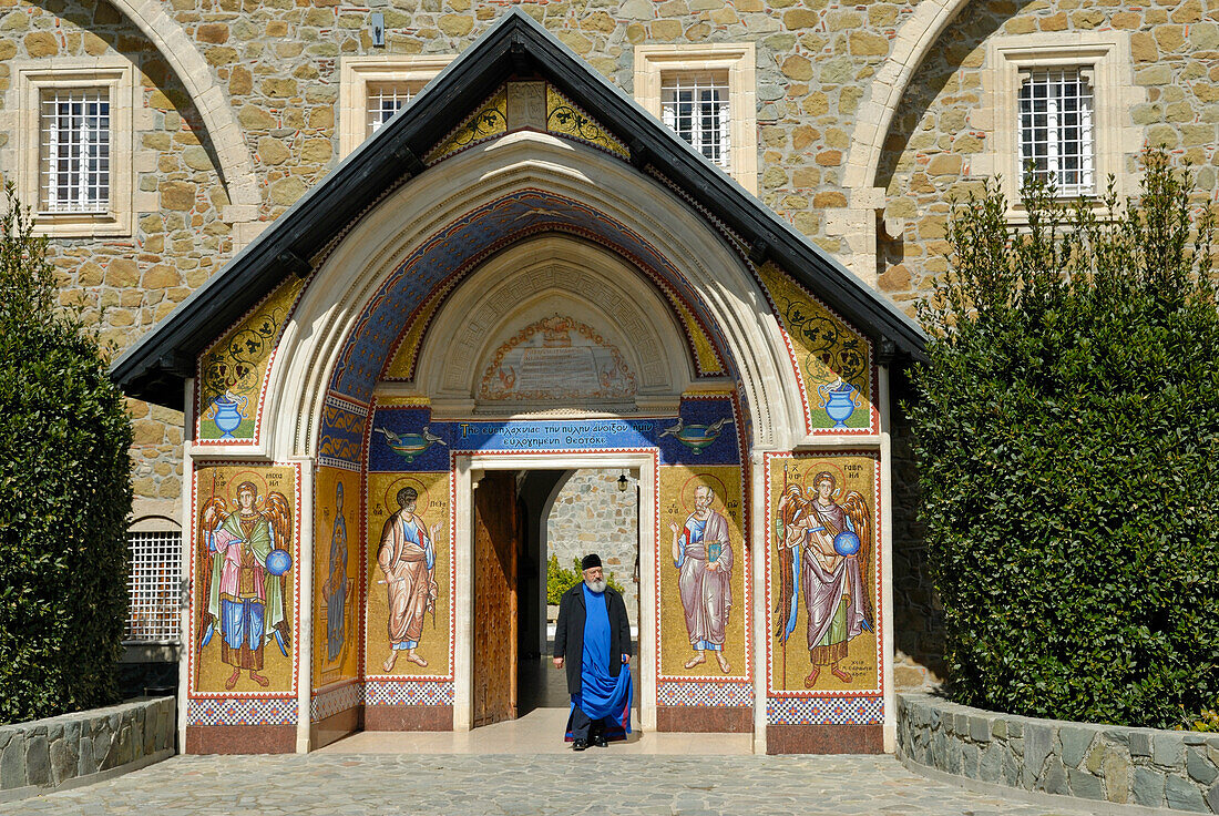 Mönch vor Kircheneingang, Kloster Kykkos, bei Pedoulas, Bezirk Nikosia, Troodos-Gebirge, Zypern