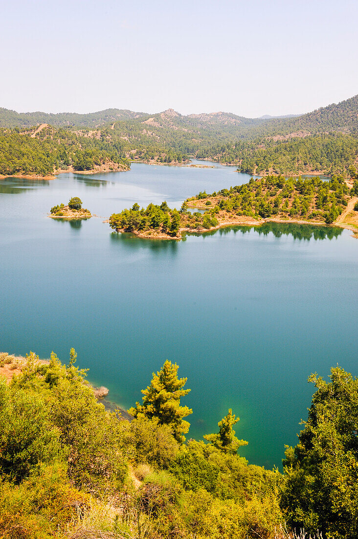 Blick auf den Kannaviou-Stausee in Berglandschaft, Bezirk Paphos, Zypern, östliches Mittelmeer