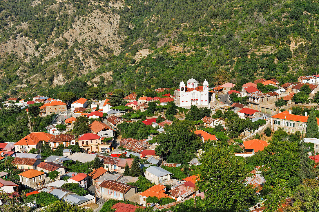 Blick auf Dorf Pedoulas, Bezirk Nikosia, Troodos-Gebirge, Zypern