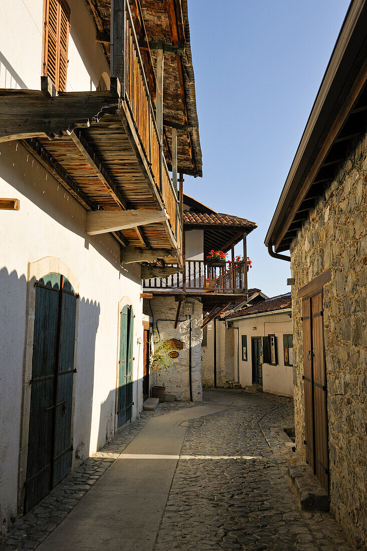 Gasse von Kalopanayiotis, Dorf im Troodos-Gebirge, Distrikt Nikosia, Zypern, östliches Mittelmeer