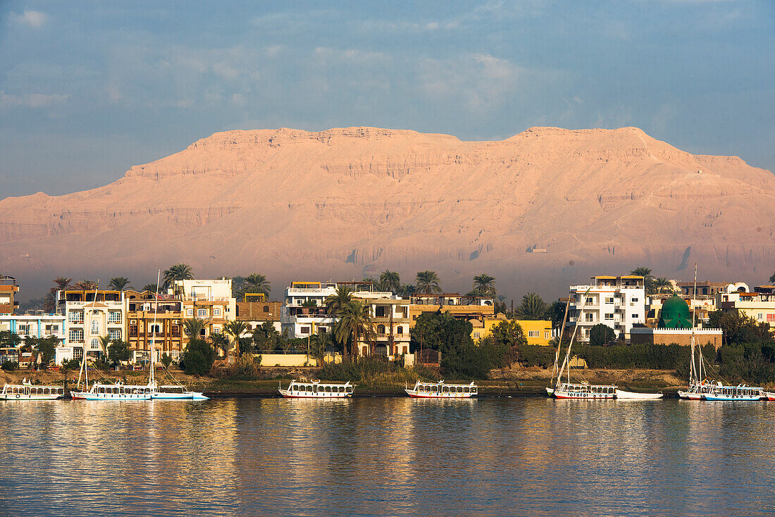 Blick auf das Westufer des Nils bei Luxor, Ägypten, Nordostafrika