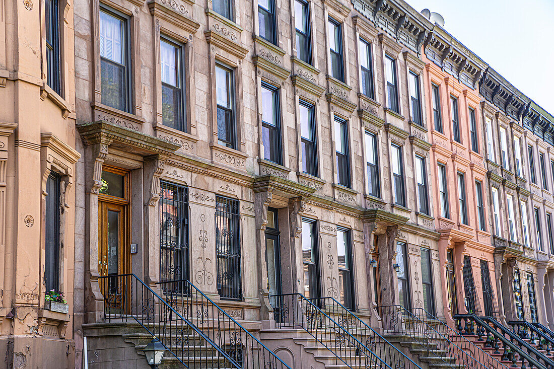  Reihe von Brownstone-Häusern, MacDonough Street, Bedford-Stuyvesant, Brooklyn, New York City, New York, USA 