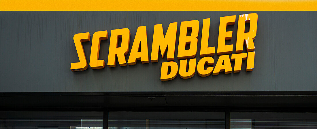  Ducati Scrambler-Schild, Ducati New Yorker Showroom, Spring Street, New York City, New York, USA 