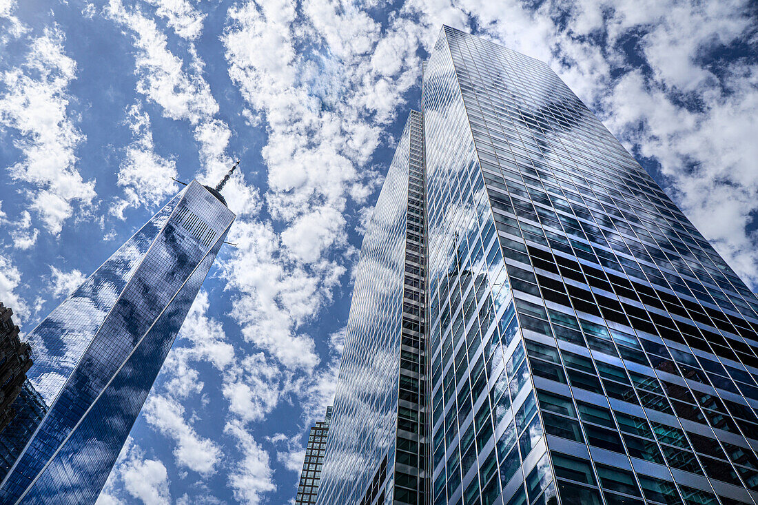  One World Trade Center und 200 West Street, Tiefblick, Gebäudeaußenseite vor Wolken und blauem Himmel, New York City, New York, USA 