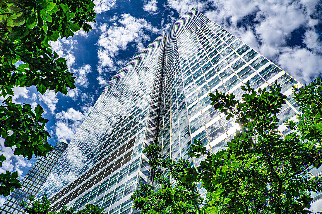  200 West Street, Untersicht, Gebäudeaußenseite umgeben von Bäumen vor Wolken und blauem Himmel, New York City, New York, USA 