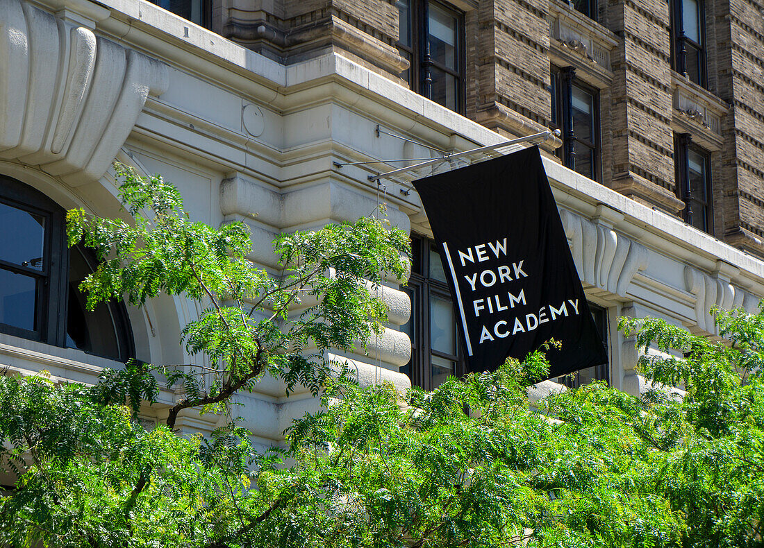  New York Film Academy, Gebäudeaußenseite mit hängendem Banner, New York City, New York, USA 