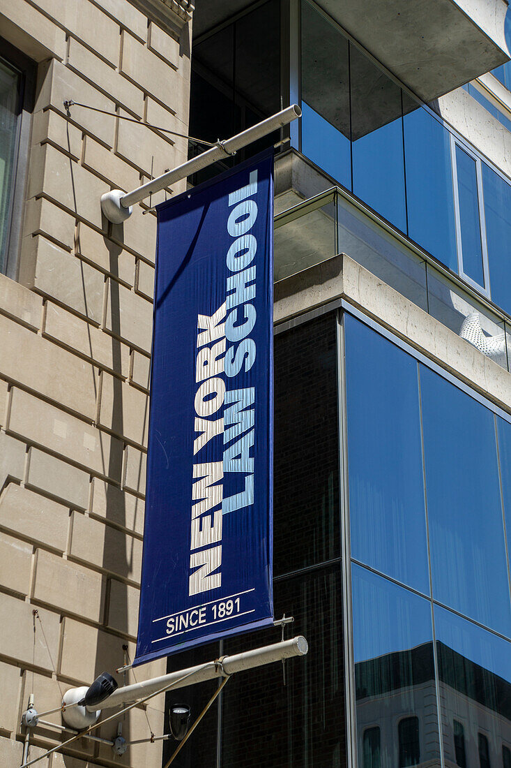  New York Law School, Gebäudeaußenseite mit Schulbanner, New York City, New York, USA 