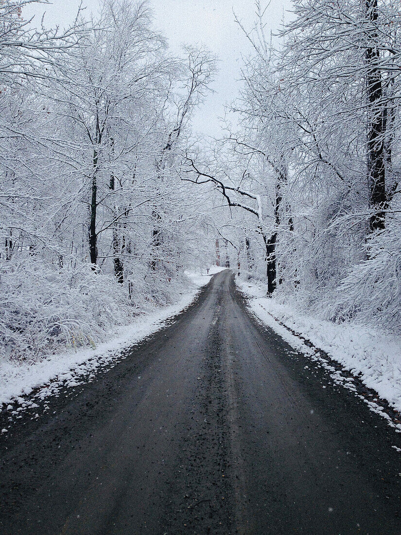  Ländliche Winterstraße 