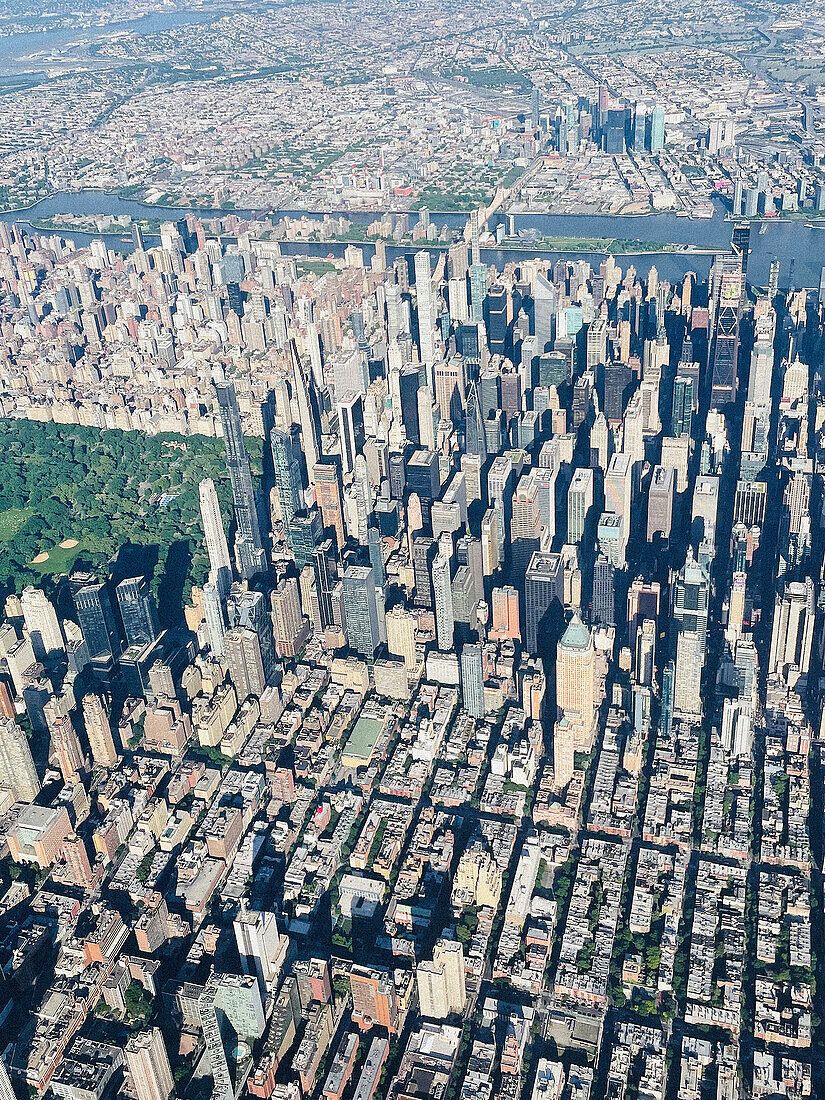  Luftaufnahme von Midtown Manhattan, Central Park und Upper East Side im Vordergrund und Roosevelt Island, East River und Queens County im Hintergrund, New York City, New York, USA 