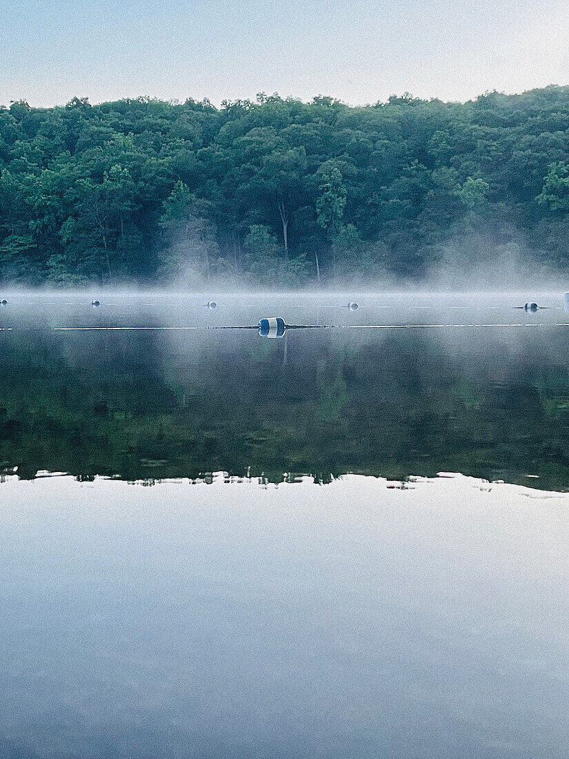  Nebliger See bei Sonnenuntergang 