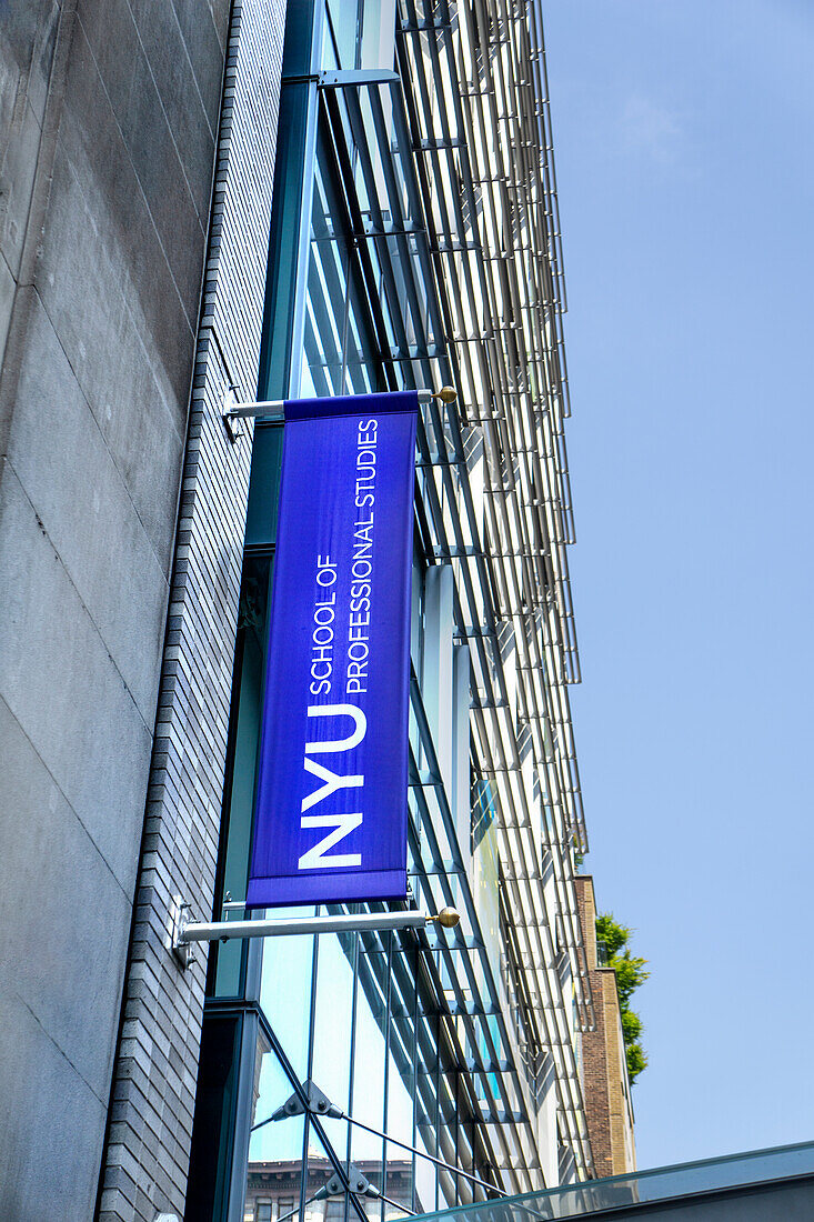  New York University School of Professional Studies, Schulbanner an der Gebäudeaußenseite, Greenwich Village, New York City, New York, USA 