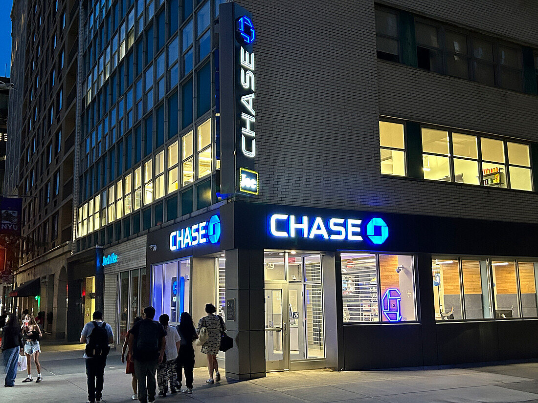  Chase Retail Bank-Büro, Gebäudeaußenseite und Straßenszene bei Nacht, New York City, New York, USA 