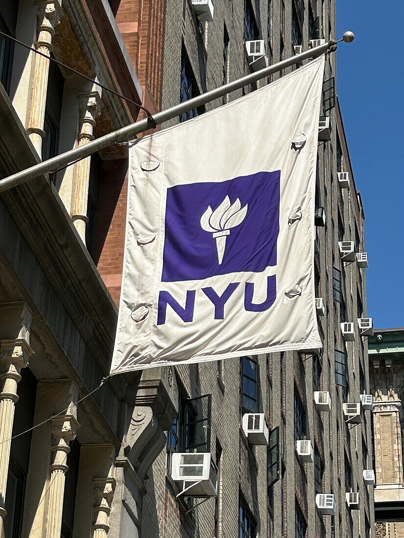  Außenbanner des Gebäudes der New York University, Greenwich Village, New York City, New York, USA 