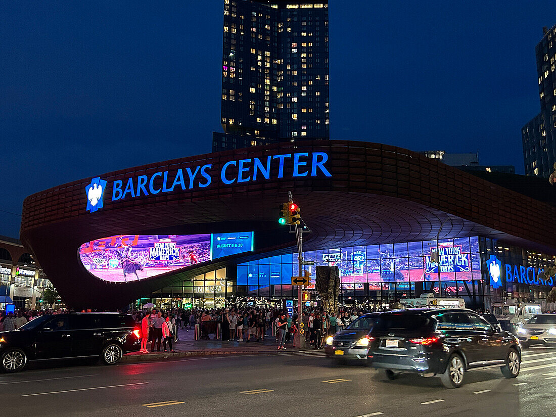  Barclays Center und Straßenszene bei Nacht, Brooklyn, New York City, New York, USA 