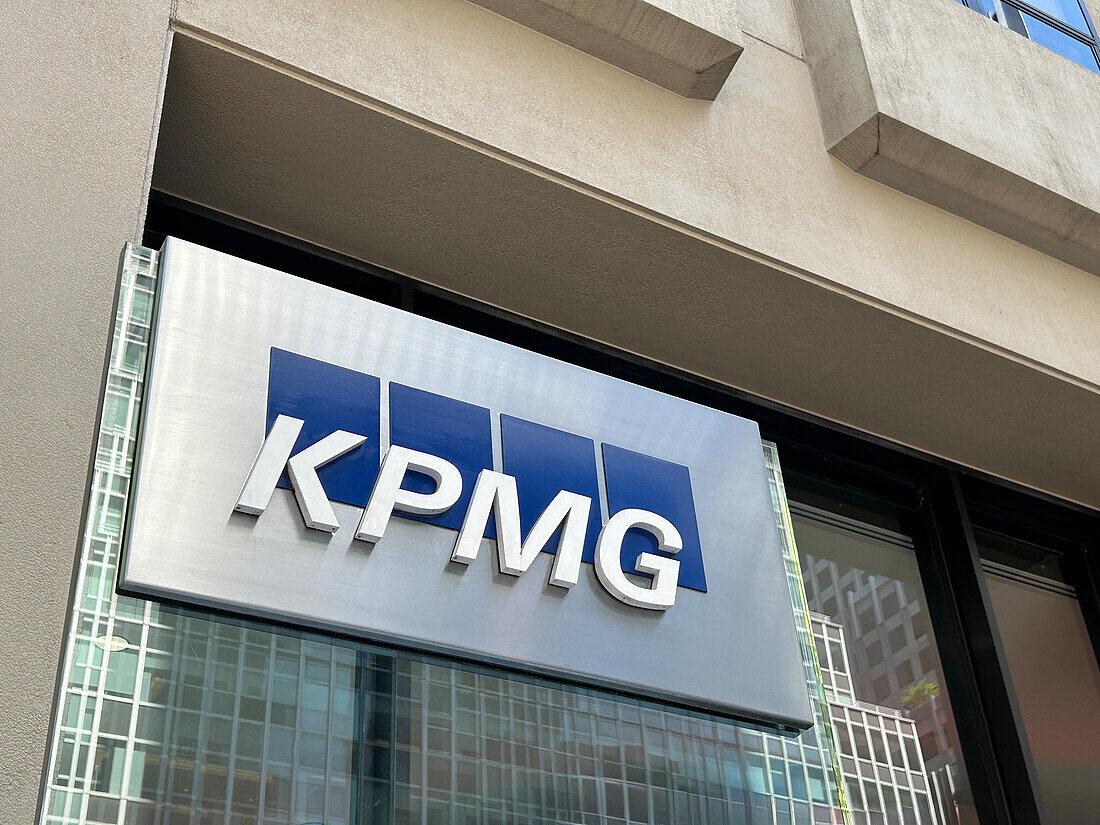  KPMG, Gebäudeaußenseite mit Firmenlogo, Park Avenue, New York City, New York, USA 