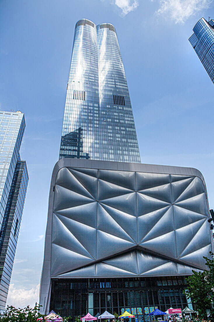  The Shed und Bloomberg Building, Untersicht, 15 Hudson Yards, New York City, New York, USA 