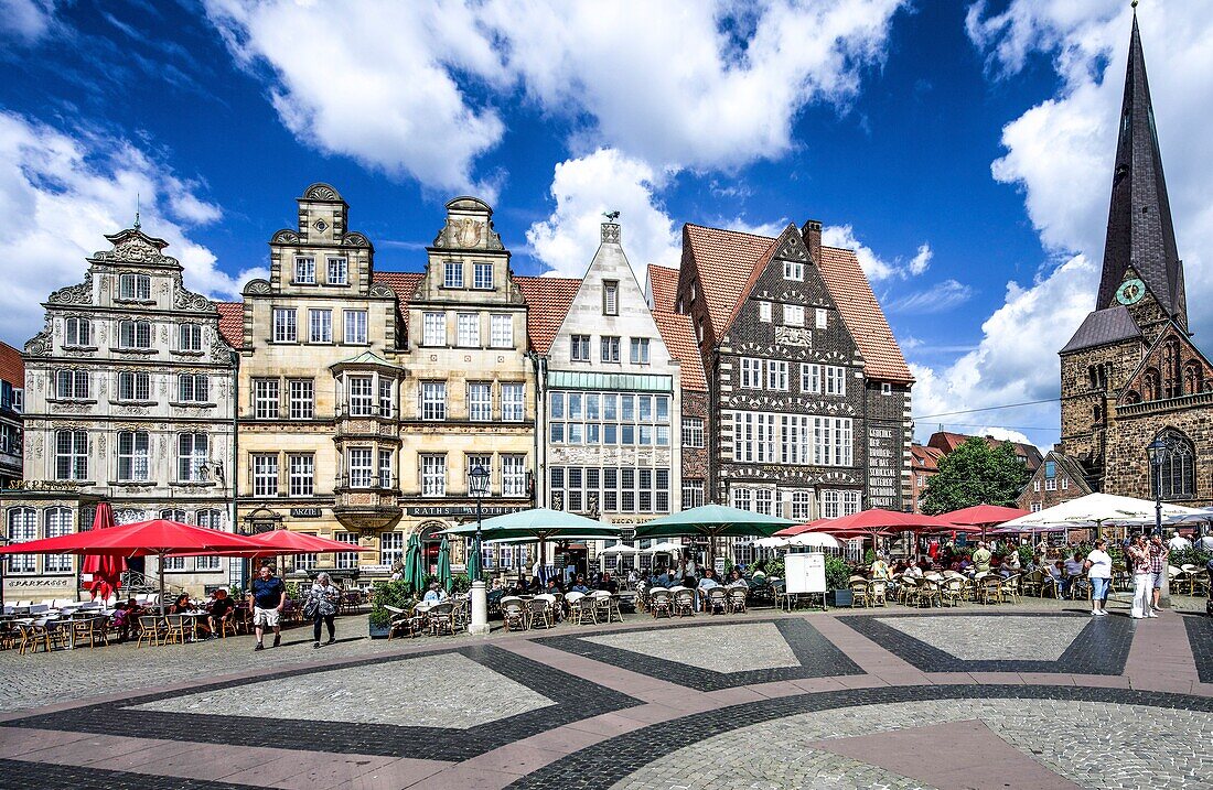 Bürgerhäuser und Außengastronomie am Marktplatz in Bremen, Turm der Liebfrauenkirche, Hansestadt Bremen, Deutschland