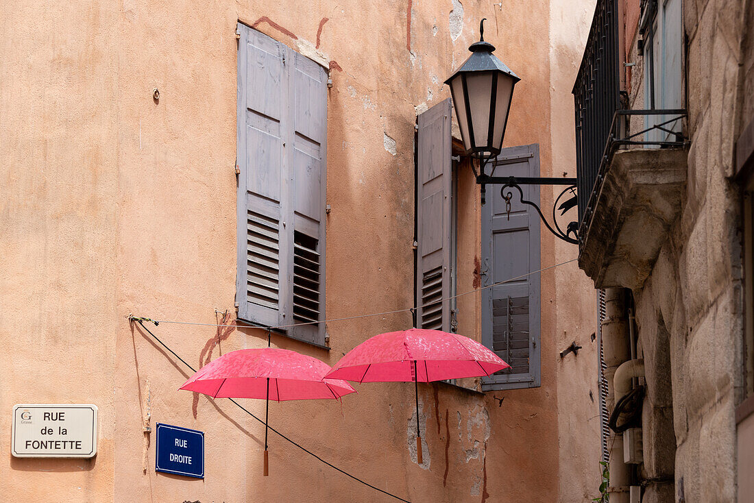 Zwei rote Regenschirme, Schirme hängen zwischen Häusern, Grasse, Provence-Alpes-Côte d’Azur, Frankreich