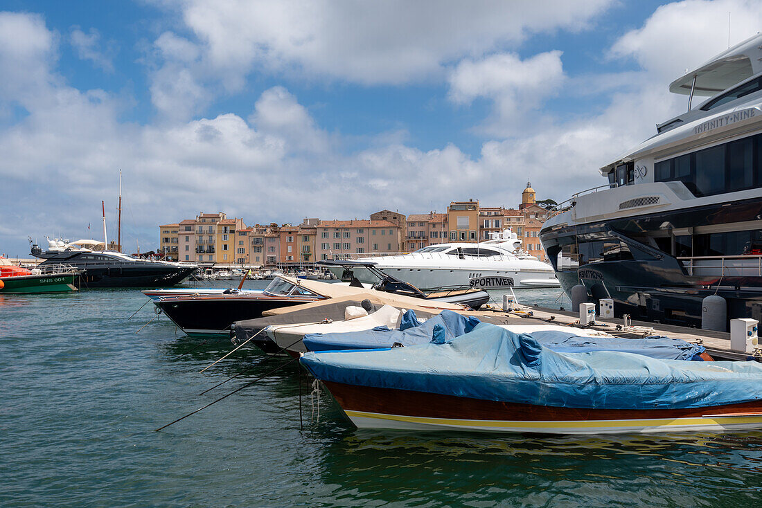  Yachts and motorboats in the port of Saint Tropez, Provence-Alpes-Côte d&#39;Azur, France 