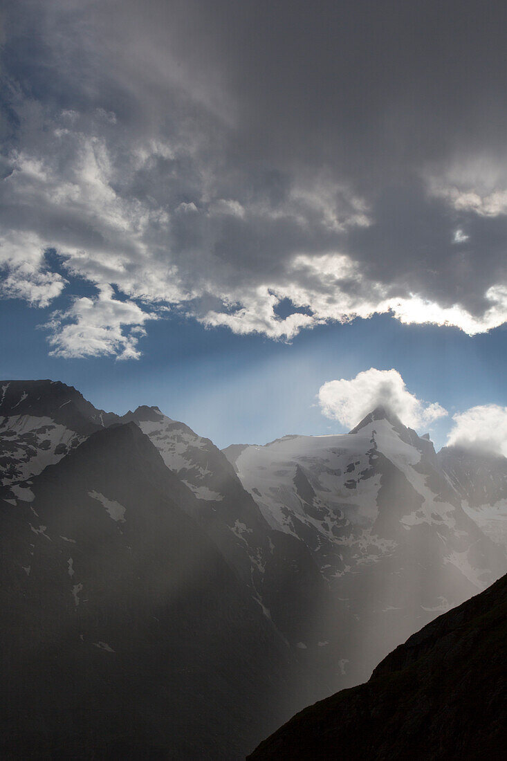 Blick auf Gipfel des Grossglockner, Nationalpark Hohe Tauern, Kärnten, Österreich