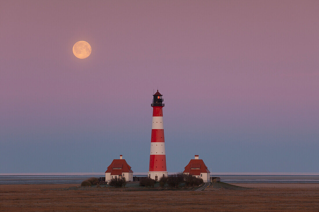 Leuchtturm Westerhever, mit Vollmond, Nationalpark Wattenmeer, Nordfriesland, Schleswig-Holstein, Deutschland