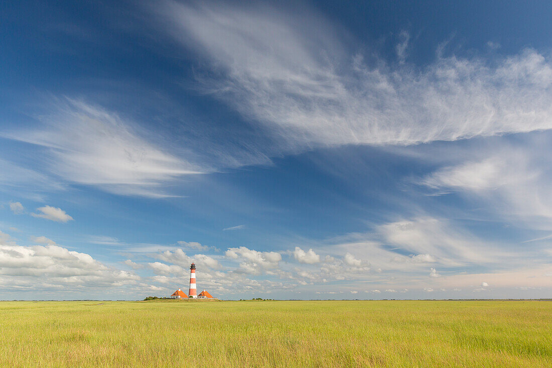 Leuchtturm Westerhever mit Wolken, Nationalpark Wattenmeer, Nordfriesland, Schleswig-Holstein, Deutschland