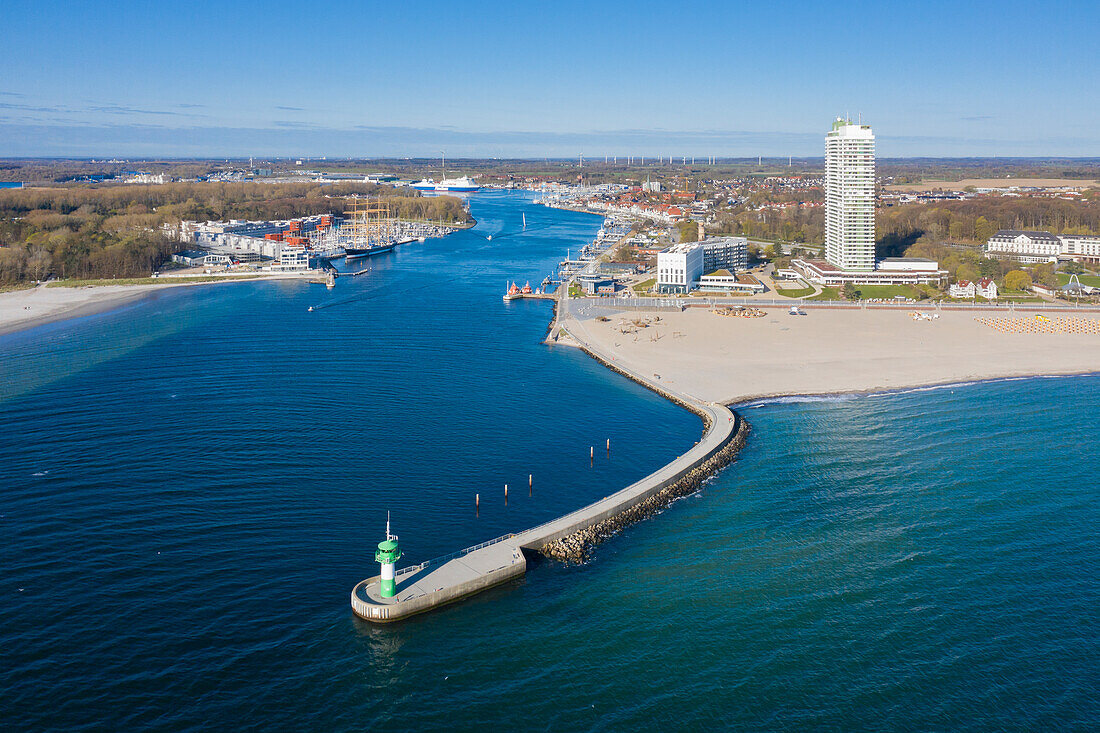 Leuchtturm auf der Mole und Maritim-Hotel, Travemünde, Schleswig-Holstein, Deutschland