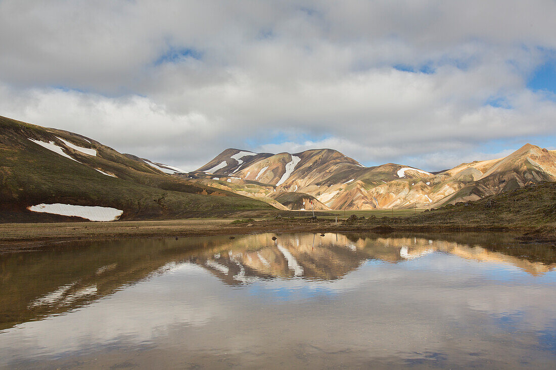 Farbige Rhyolithberge mit Schneeresten am Brennisteinsalda Vulkan in Landmannalaugar, Fjallabak Nationalpark, Sudurland, Island